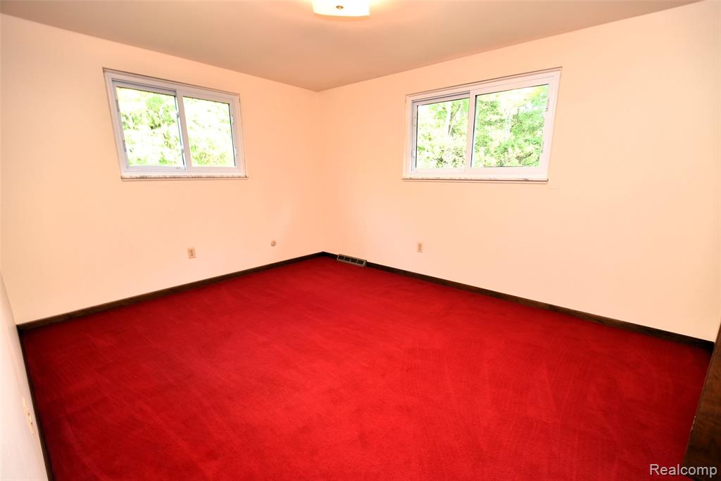 2356 Rochester Road Leonard, MI 48367 - Photo 27 of 40