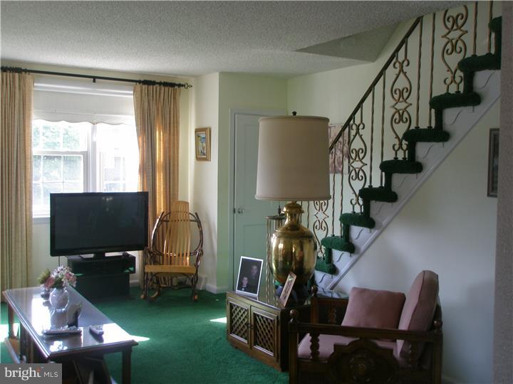 6142 Reach Street Philadelphia, PA 19111 - Photo 6 of 23 Living Room