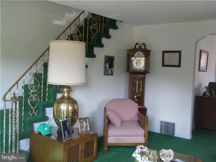 6142 Reach Street Philadelphia, PA 19111 - Photo 8 of 23 Living Room