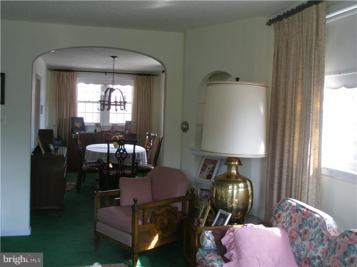 6142 Reach Street Philadelphia, PA 19111 - Photo 9 of 23 Living Room