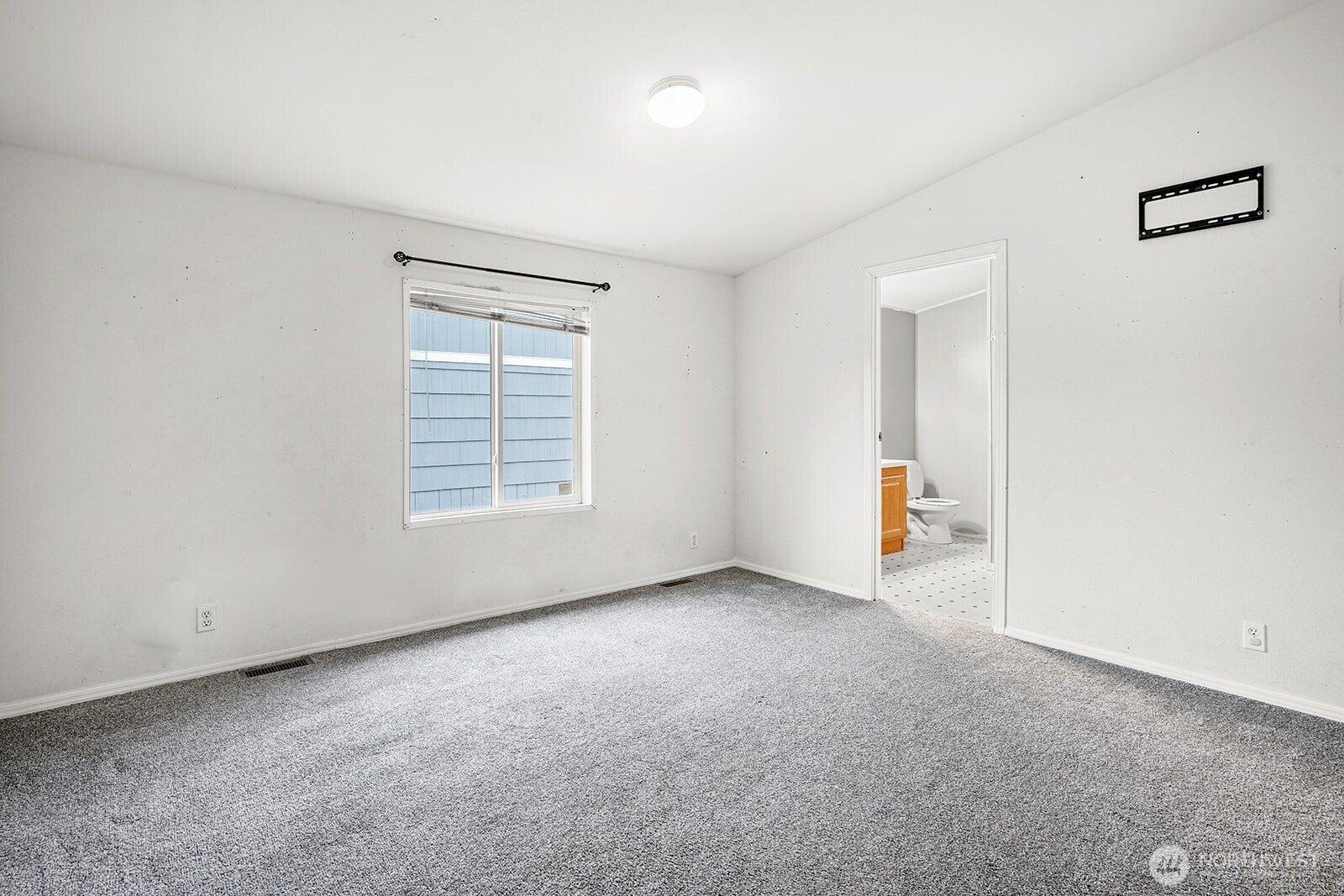 124 South 6th Street McCleary, WA 98557 - Photo 20 of 33 an empty room with windows