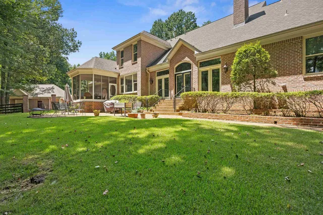 a view of a sitting area with furniture and garden