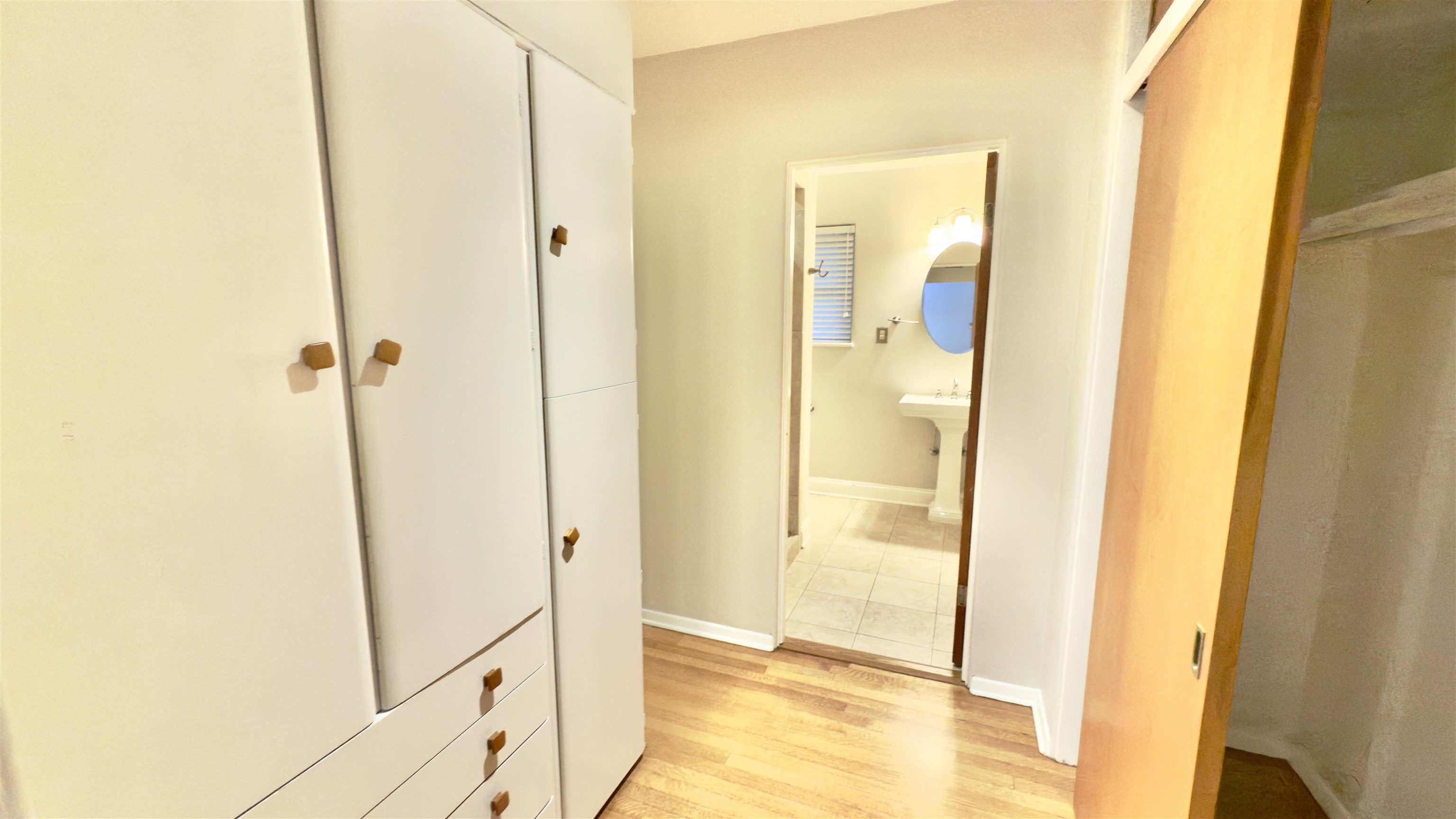 5209 Walnut Grove Road Memphis, TN 38117 - Photo 18 of 30 a view of a bathroom with a shower