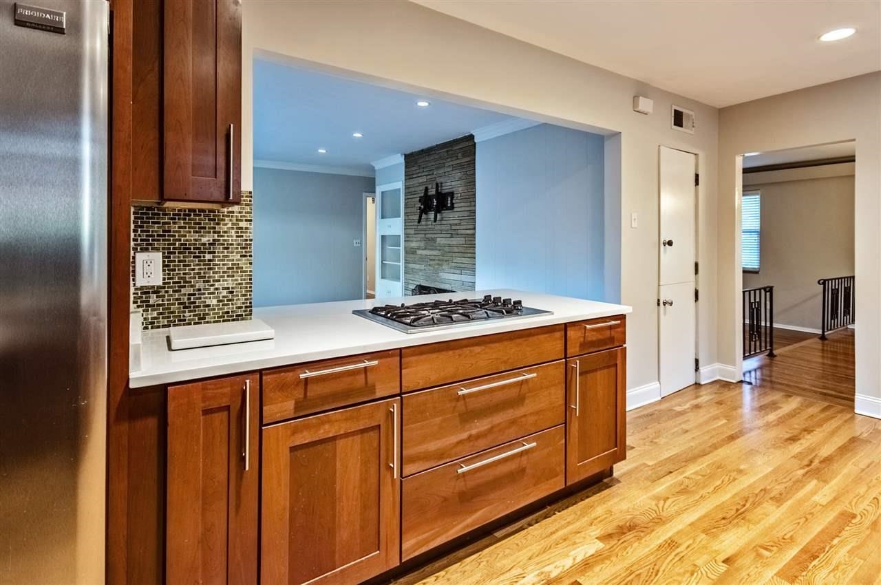 5209 Walnut Grove Road Memphis, TN 38117 - Photo 5 of 30 a spacious bathroom with a sink and a mirror