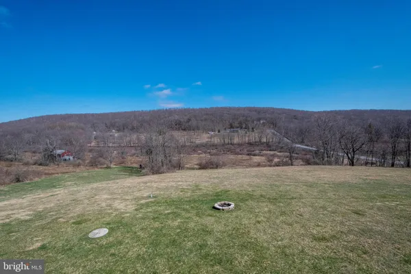 a view of a backyard with barn