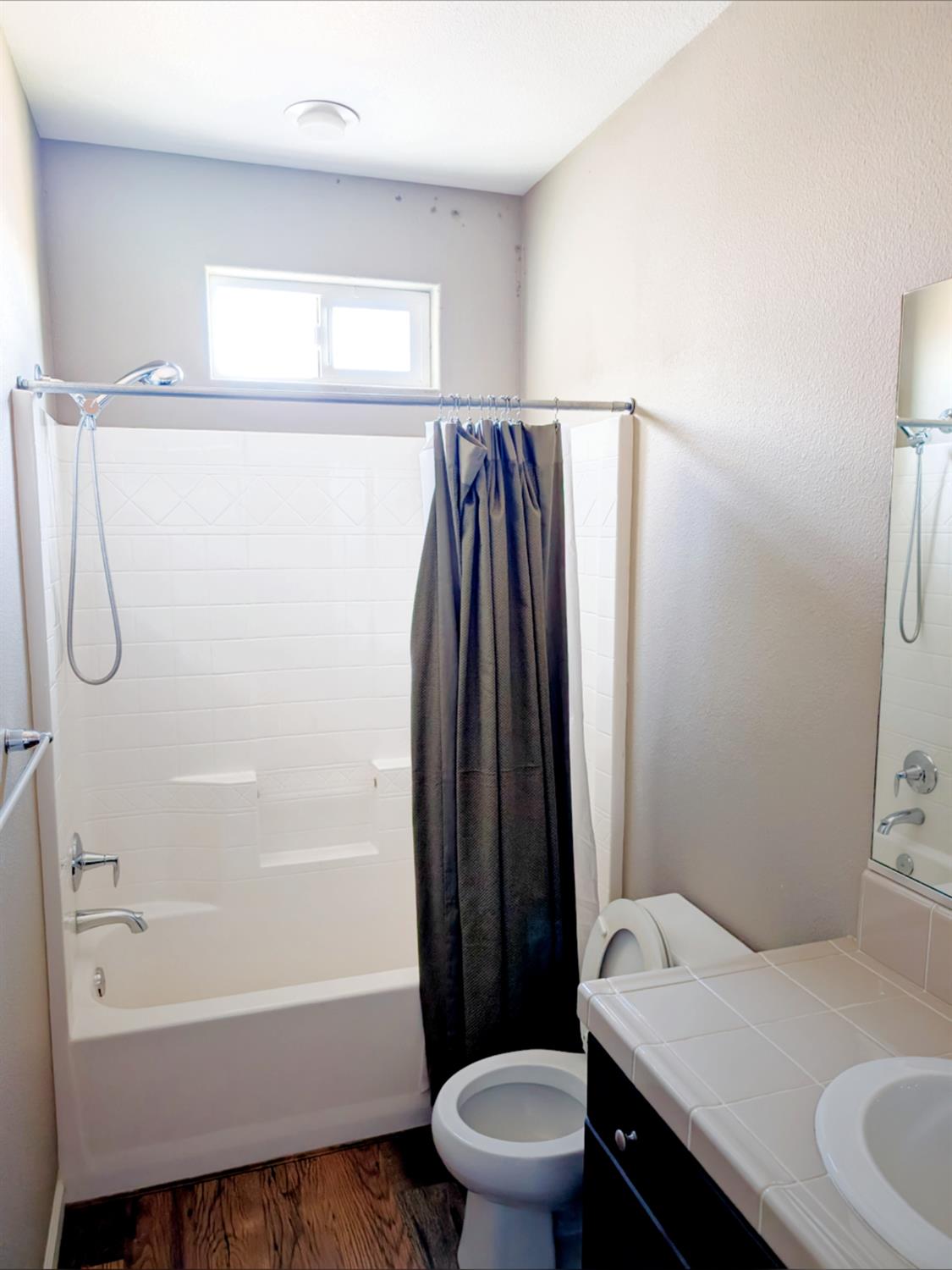 3492 Hampton Way Clovis, CA 93619 - Photo 30 of 58 Upstairs bathroom