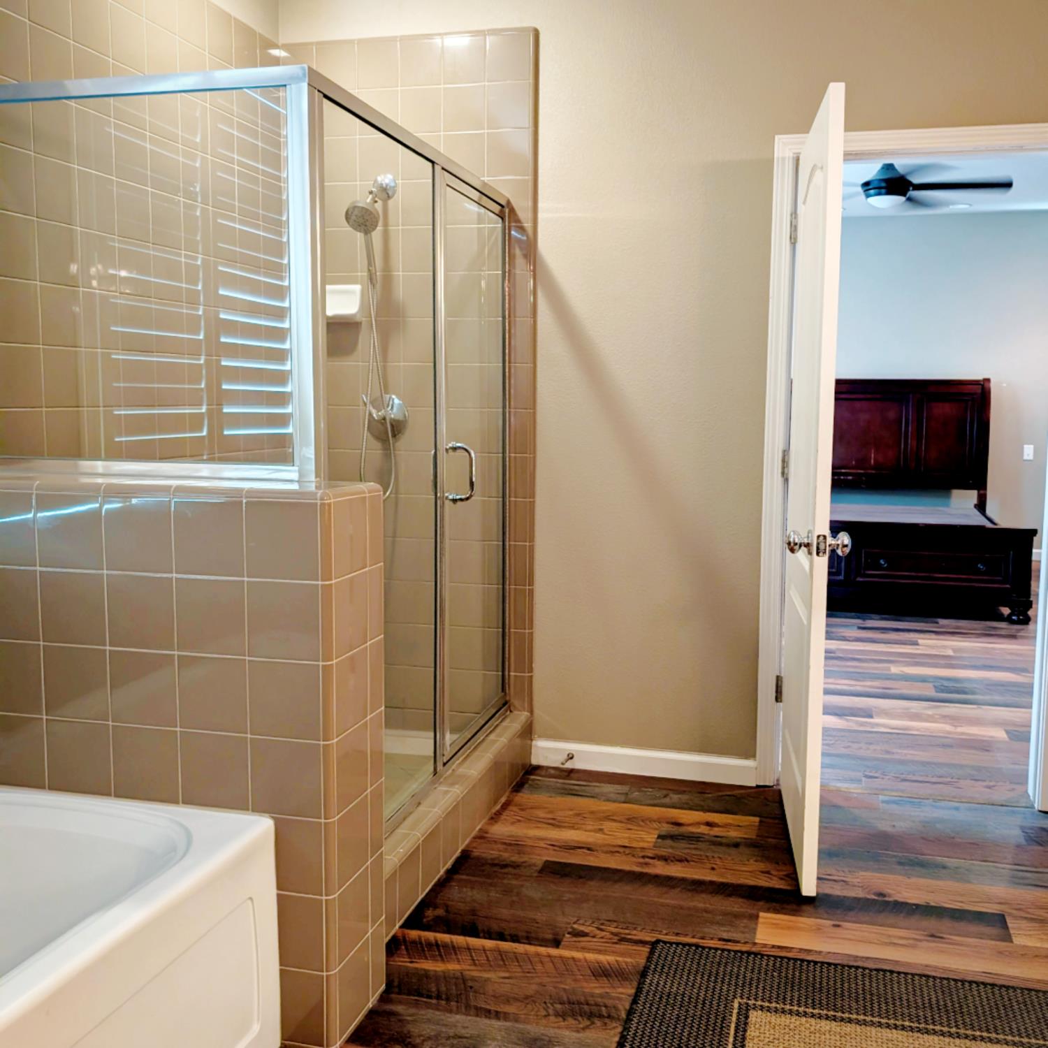 3492 Hampton Way Clovis, CA 93619 - Photo 36 of 58 main bedroom bath pic 2