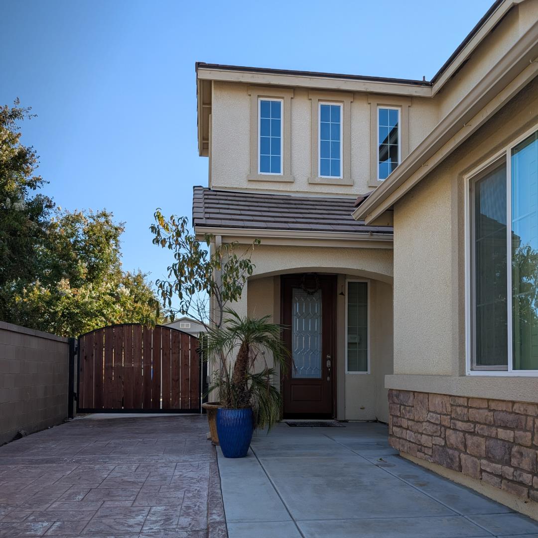 3492 Hampton Way Clovis, CA 93619 - Photo 6 of 58 Front of home-5