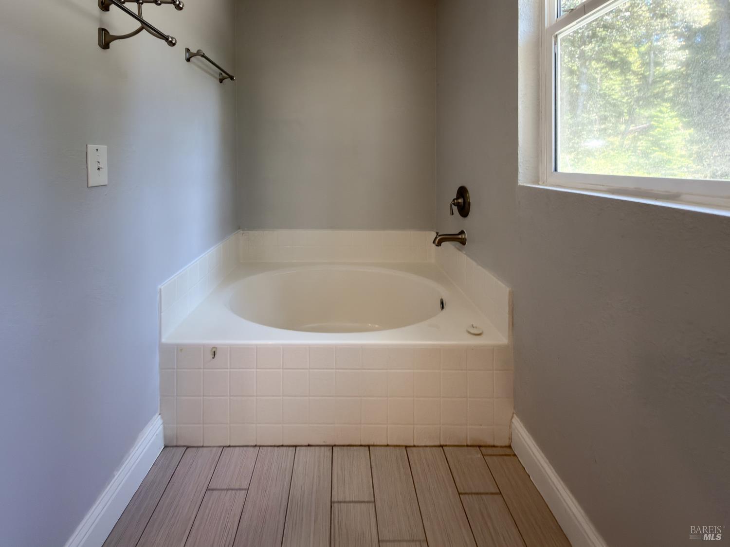 44000 Iversen Road Gualala, CA 95445 - Photo 18 of 57 Soaking tub in primary bath.