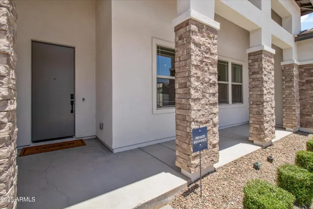 a view of entryway of a house
