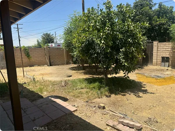 a view of back yard of the house