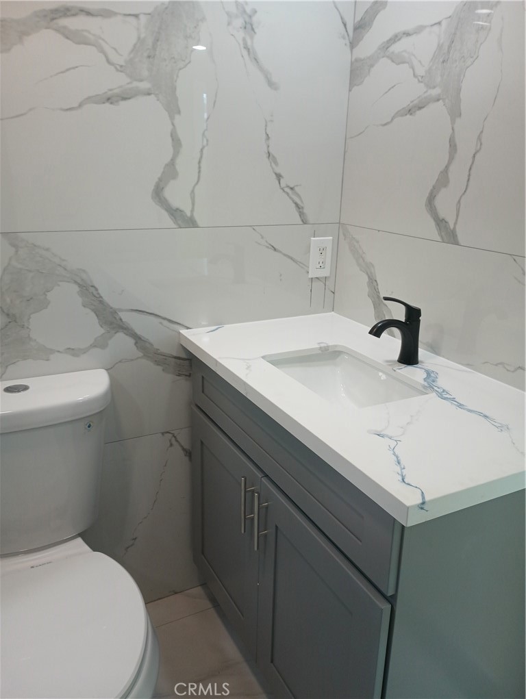 350 South Willow, Unit 134 Rialto, CA 92376 - Photo 17 of 22 Primary bathroom