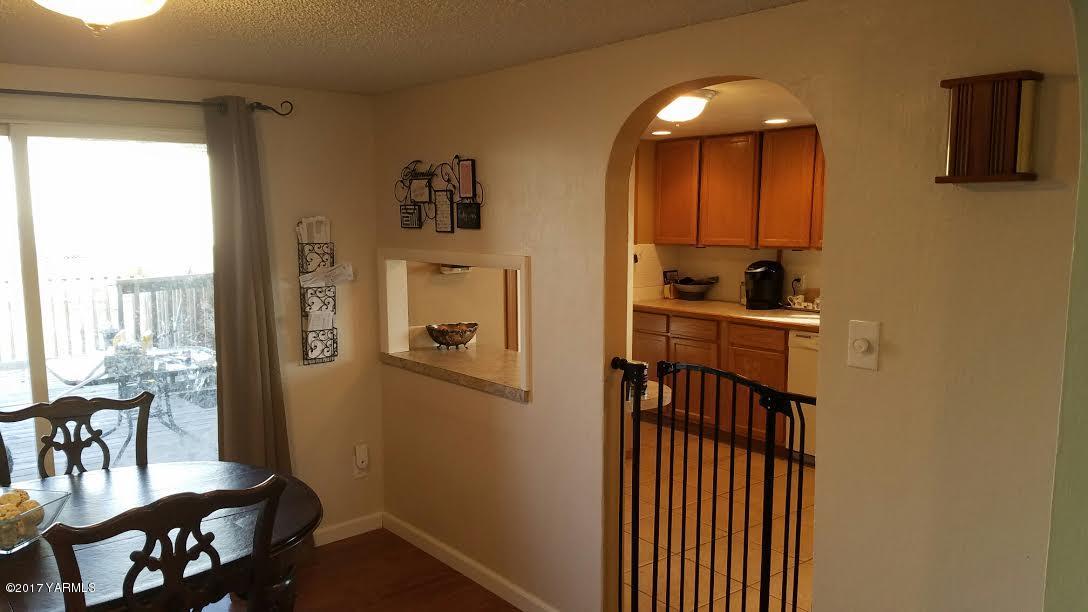 1809 Ekelman Road Yakima, WA 98901 - Photo 12 of 15 a view of a hallway with furniture and windows