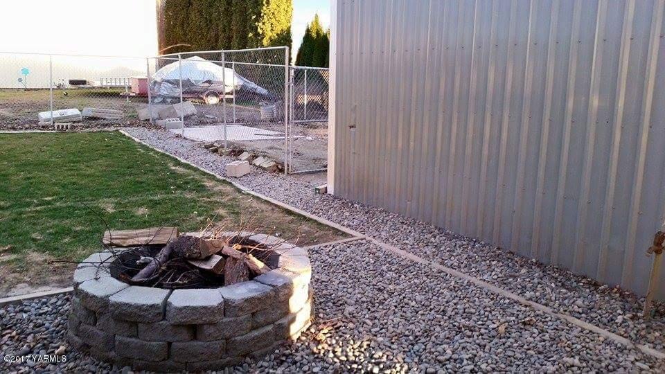 1809 Ekelman Road Yakima, WA 98901 - Photo 15 of 15 a view of a backyard with sitting area