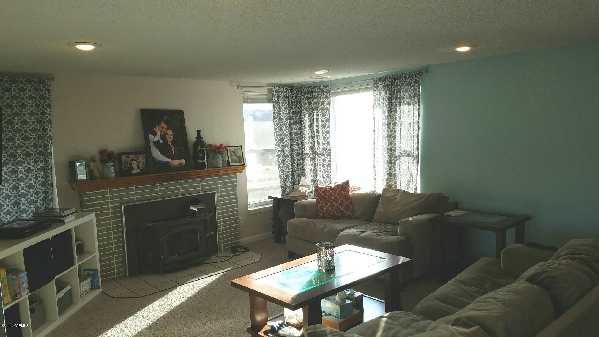 1809 Ekelman Road Yakima, WA 98901 - Photo 9 of 15 a living room with furniture and a window
