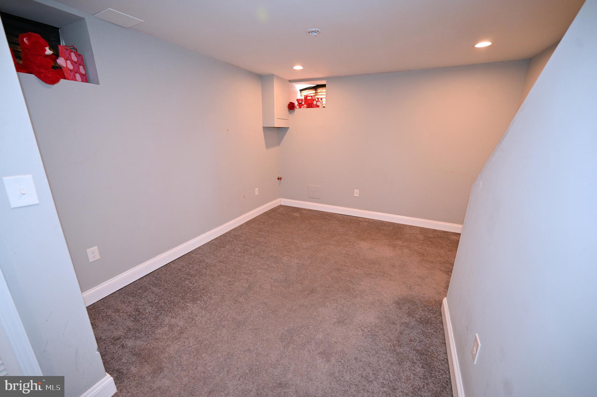 3700 Flowerton Road Baltimore, MD 21229 - Photo 24 of 30 en empty room with an entryway