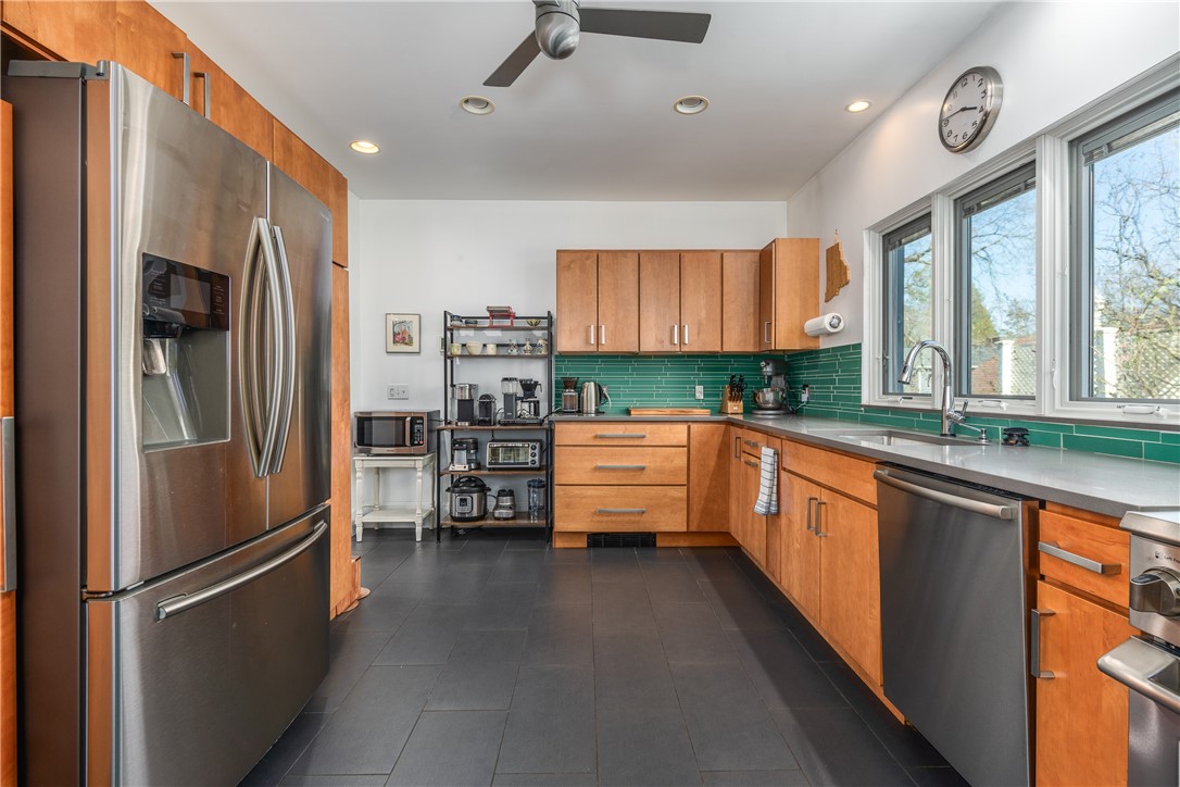 76 Blaisdell Avenue Pawtucket, RI 02860 - Photo 18 of 49
