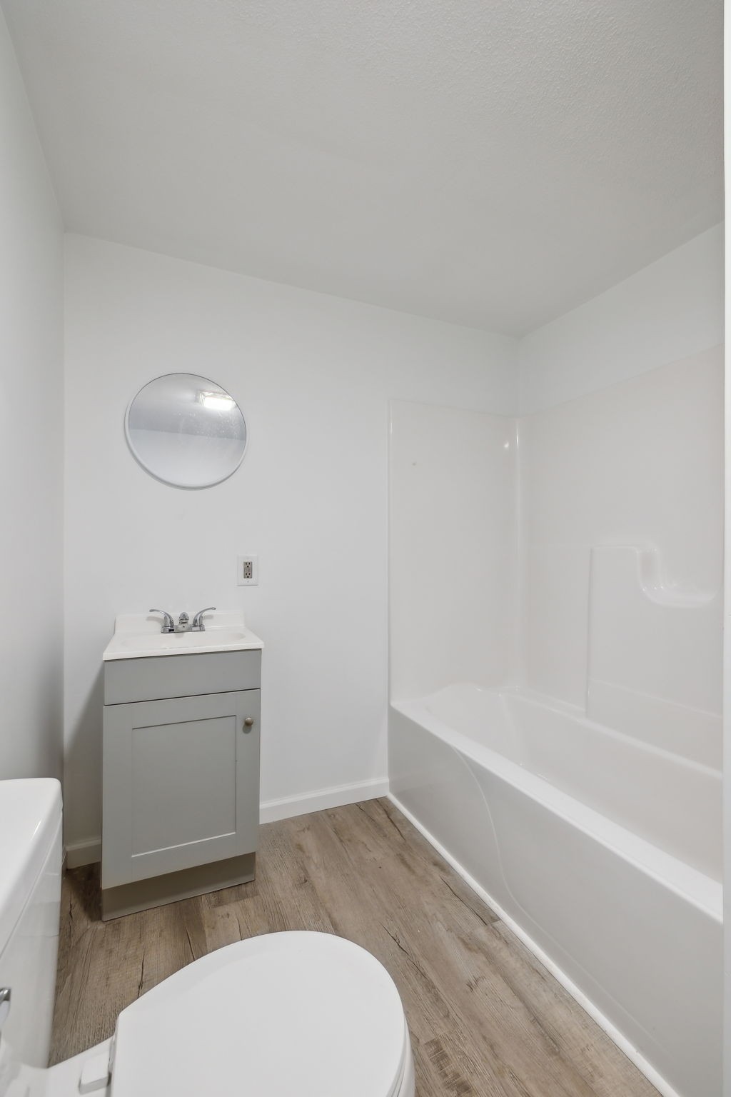 502 Browns Road Lafayette, TN 37083 - Photo 35 of 50 a bathroom with a sink a toilet and bathtub