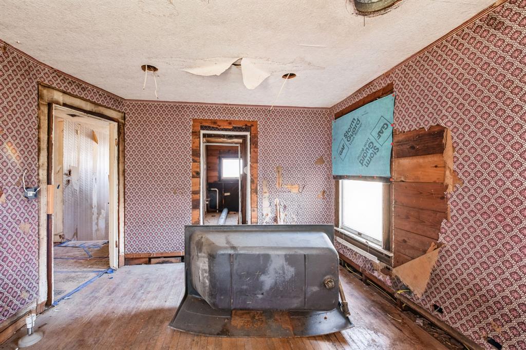 404 Forrest Avenue Cleburne, TX 76033 - Photo 15 of 27