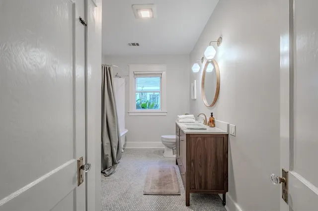 a very nice looking room with a mirror