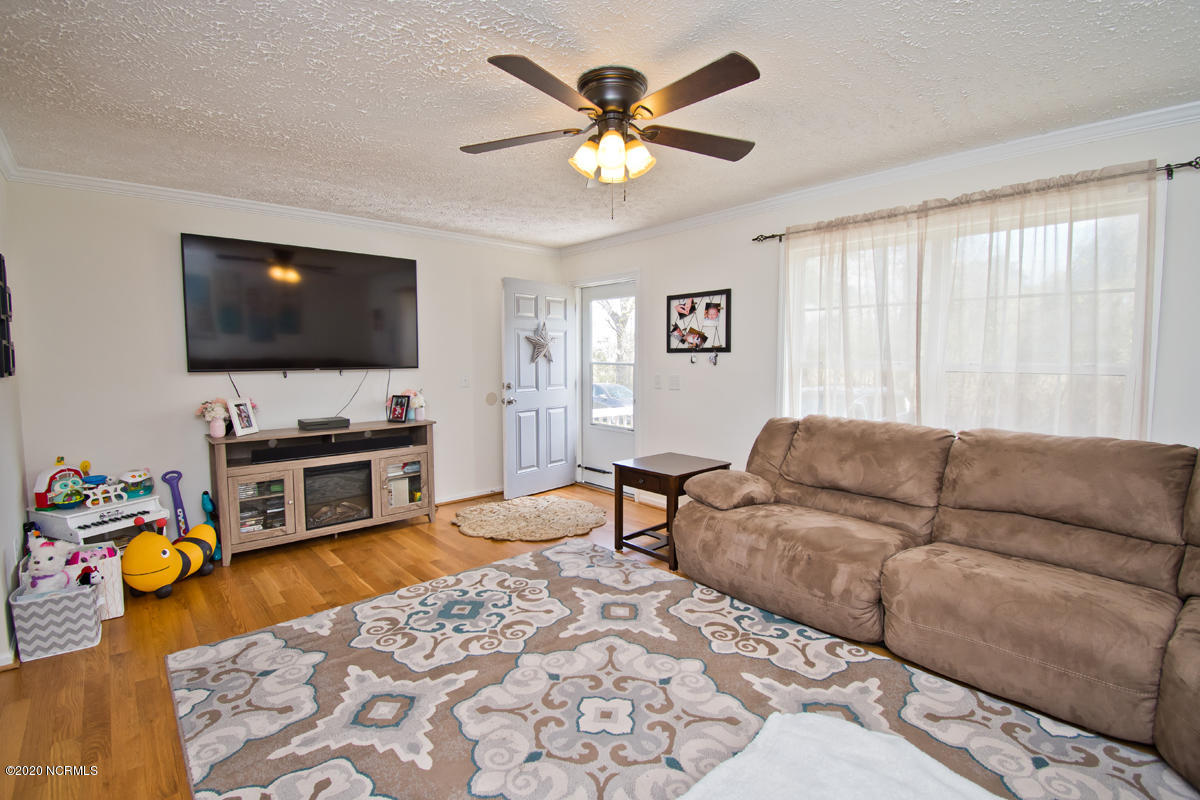 Spacious Living Room w: Hardwood Floors