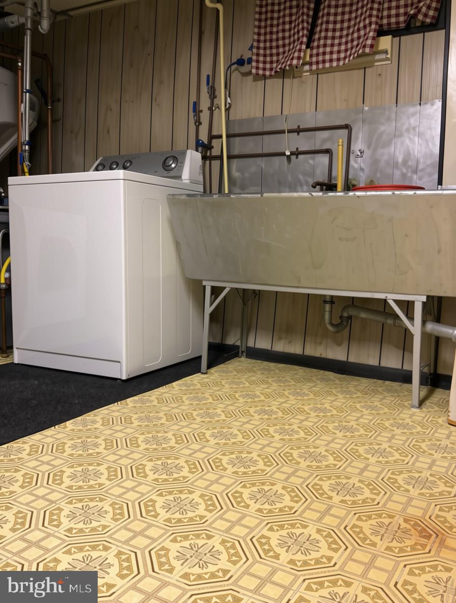 1547 Lochwood Road Baltimore, MD 21218 - Photo 28 of 30 Washer w/ large utility sink