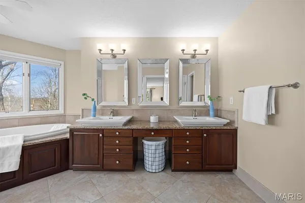 $595,000 | 9 Hunters Point, O'Fallon, IL 62269