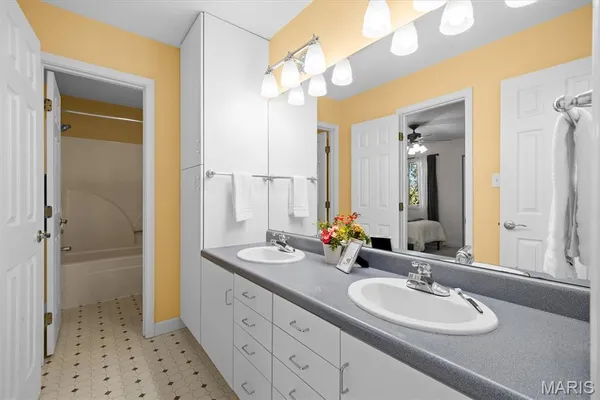 $595,000 | 9 Hunters Point, O'Fallon, IL 62269