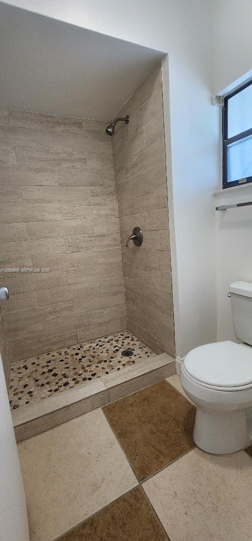 16504 Bridge End Road, Unit 16504 Miami Lakes, FL 33014 - Photo 14 of 22 Guest Bath