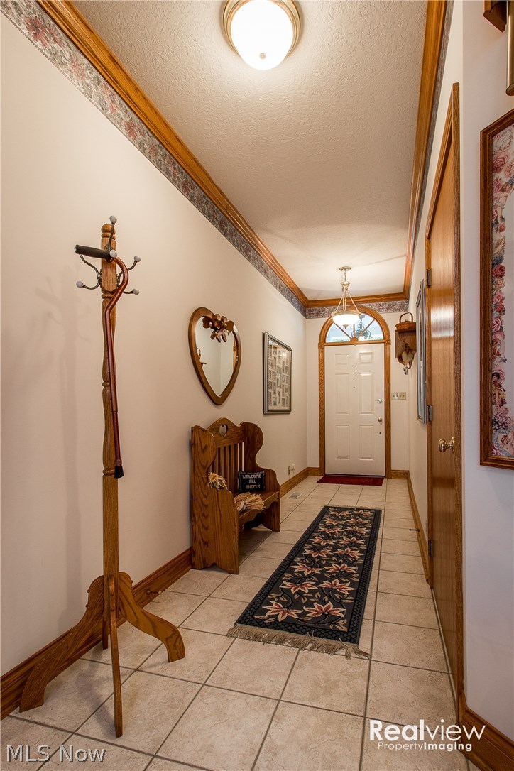 347 Oneida Avenue Northwest Canton, OH 44708 - Photo 4 of 21 Foyer