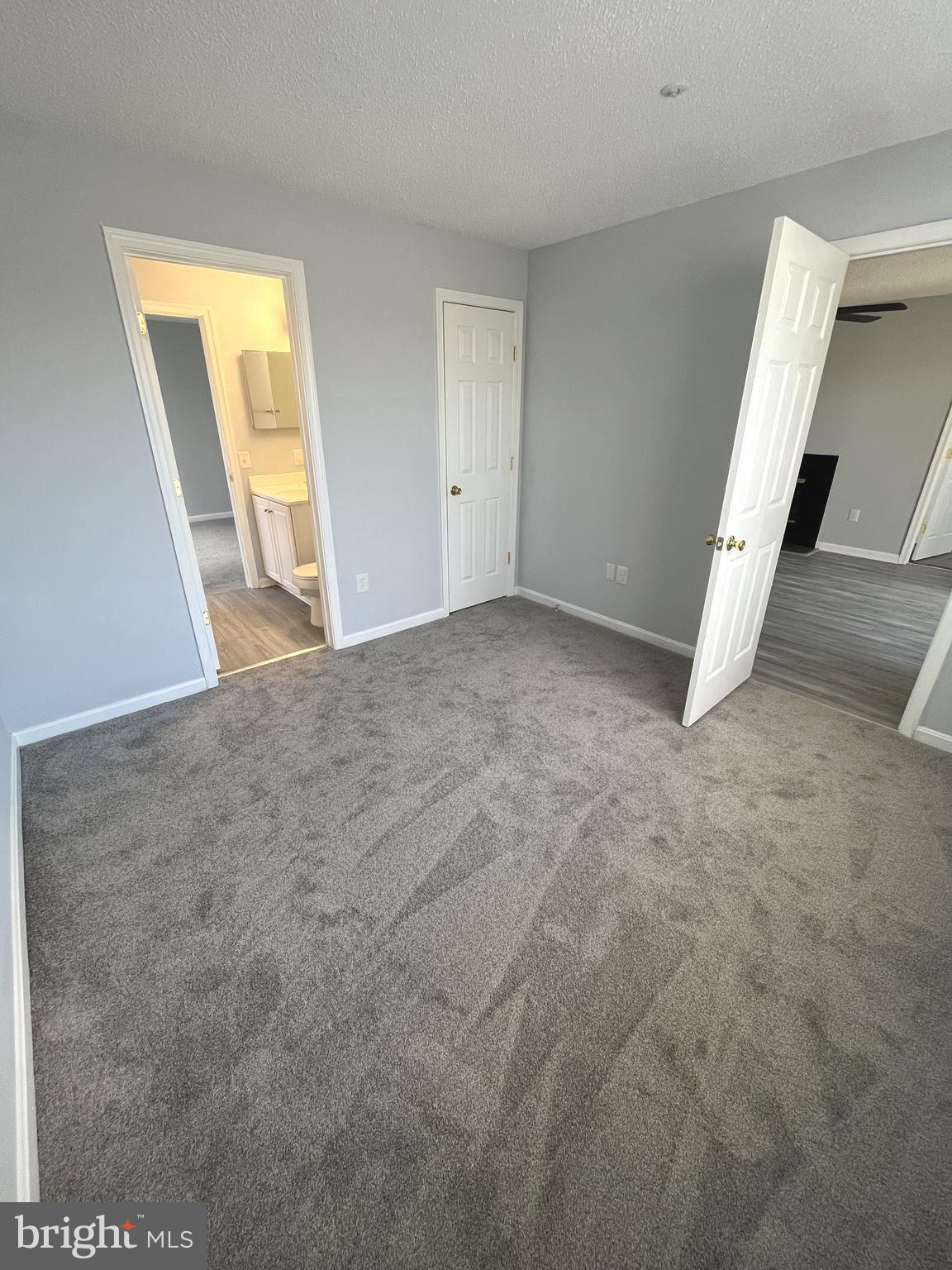 10019 Vanderbilt Circle, Unit 10 Rockville, MD 20850 - Photo 15 of 22 an empty room with mirror