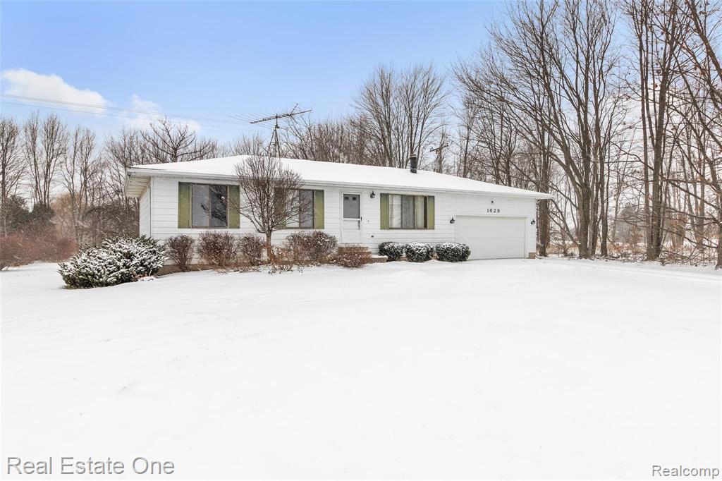 1629 North Nicholson Road Fowlerville, MI 48836 - Photo 2 of 29 Gallery Image 2