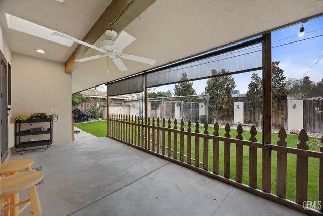 a view of livingroom with furniture