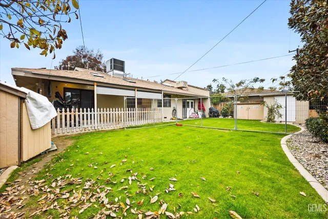 a view of a entryway in front of house
