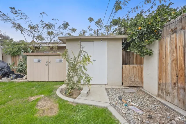a view of a house with backyard and porch