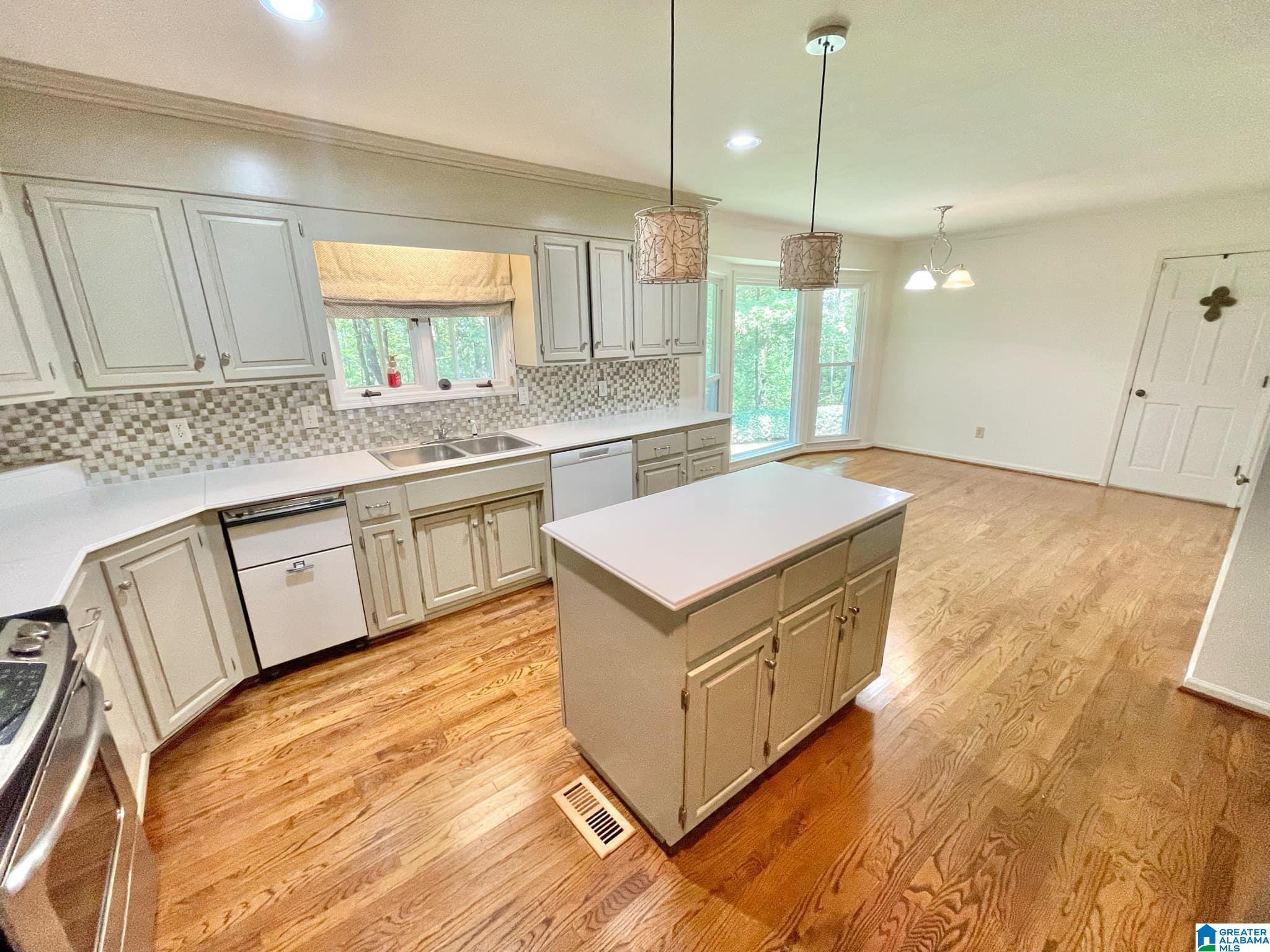 220 Thompson Road Alabaster, AL 35007 - Photo 13 of 31