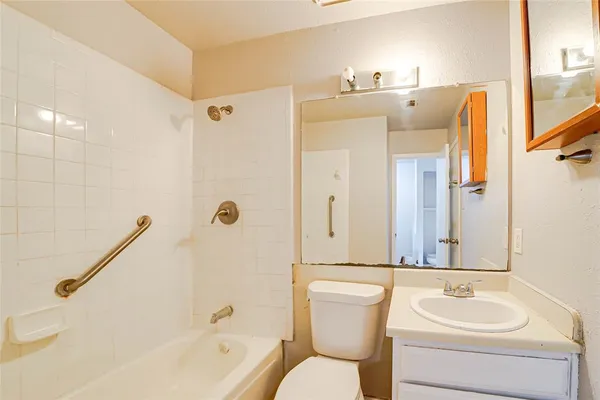 $1,600 | 633 Carriagehouse Lane, Unit 3, Garland, TX 75040