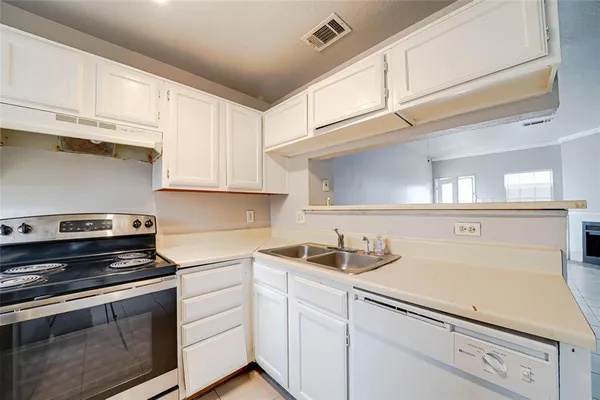 $1,600 | 633 Carriagehouse Lane, Unit 3, Garland, TX 75040