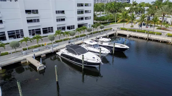 $10,000 | 17111 Biscayne Boulevard, Unit 1709, North Miami Beach, FL 33160