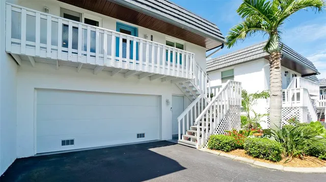 a view of entryway with a front door