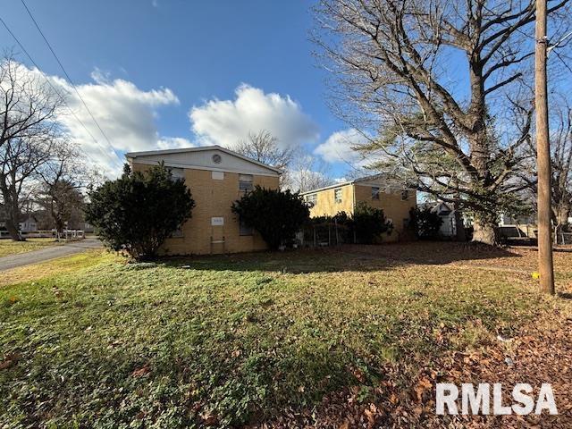 418 South Graham Avenue Carbondale, IL 62901 - Photo 2 of 9 a view of a yard with large trees
