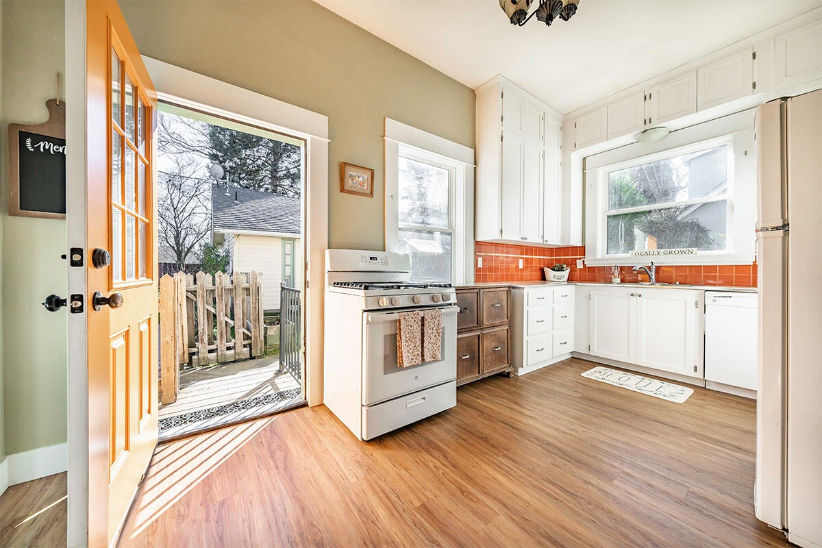 1016 Reddy Avenue Medford, OR 97504 - Photo 7 of 37 DSC06105-HDR