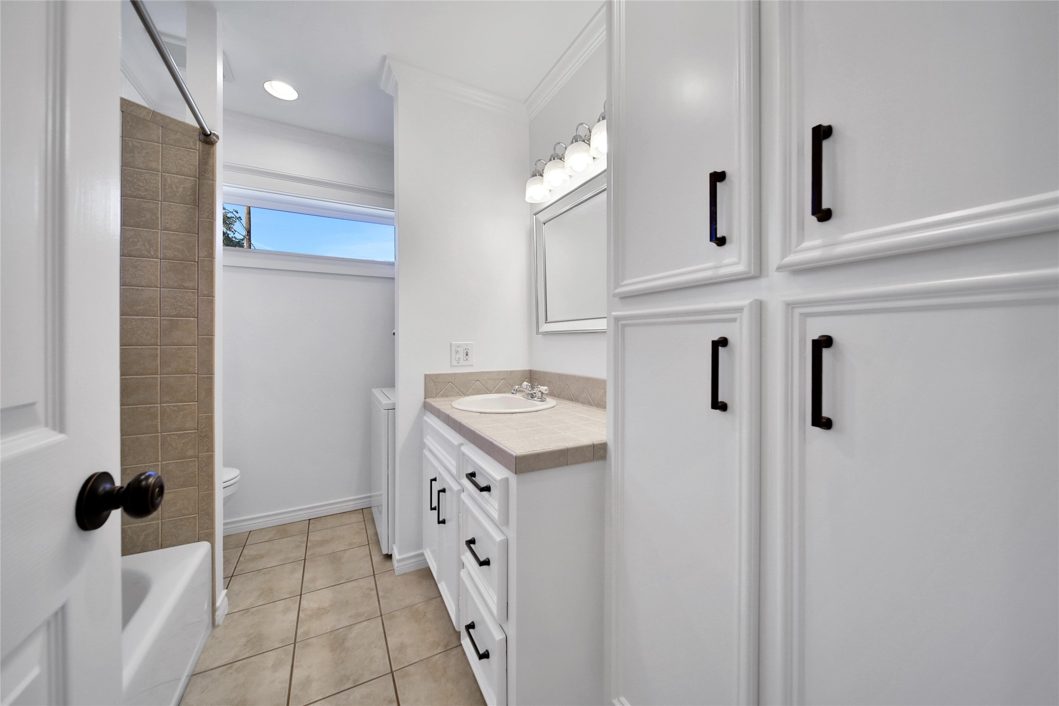 520 West 15th Street Houston, TX 77008 - Photo 16 of 22 a bathroom with a sink a mirror and shower