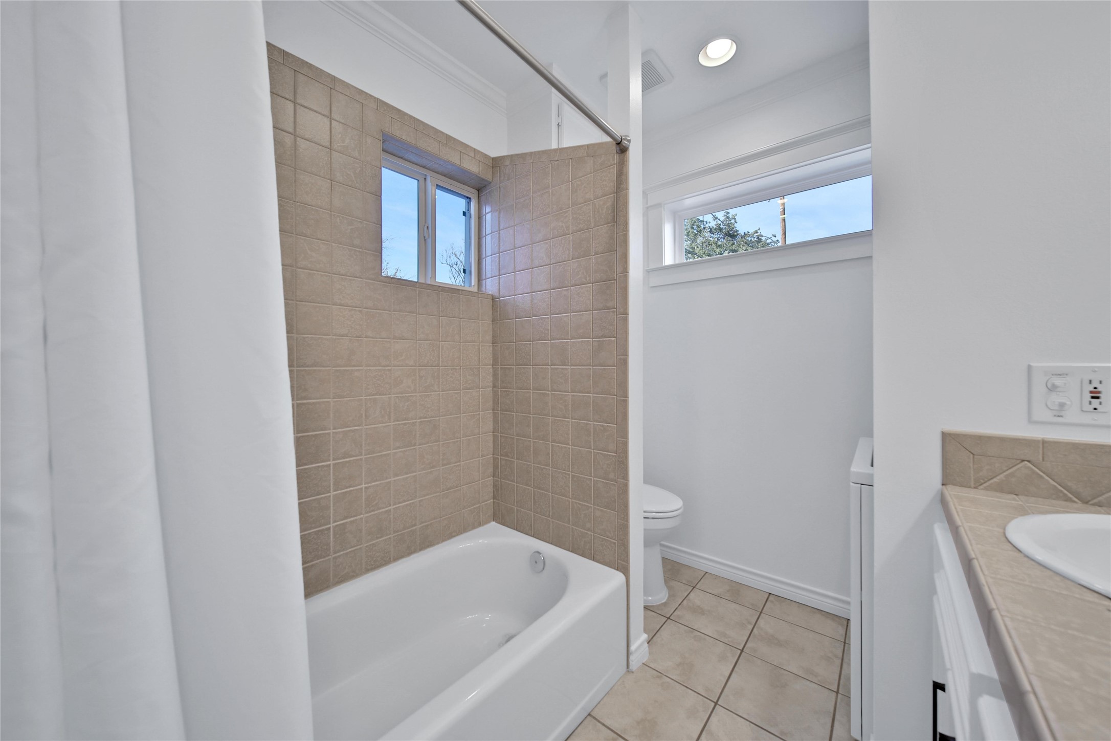 520 West 15th Street Houston, TX 77008 - Photo 17 of 22 a bathroom with a tub shower and a sink