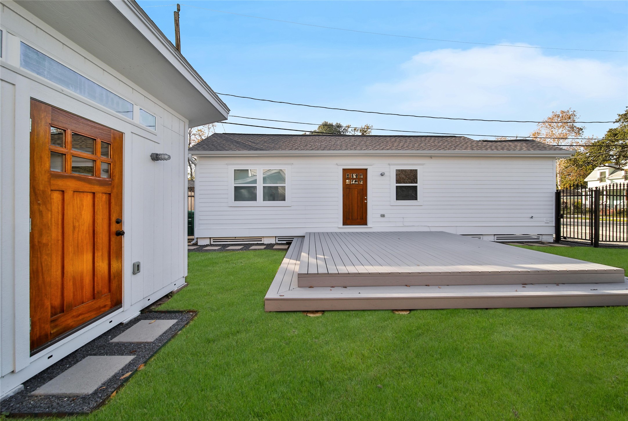520 West 15th Street Houston, TX 77008 - Photo 2 of 22 a view of a house with a yard