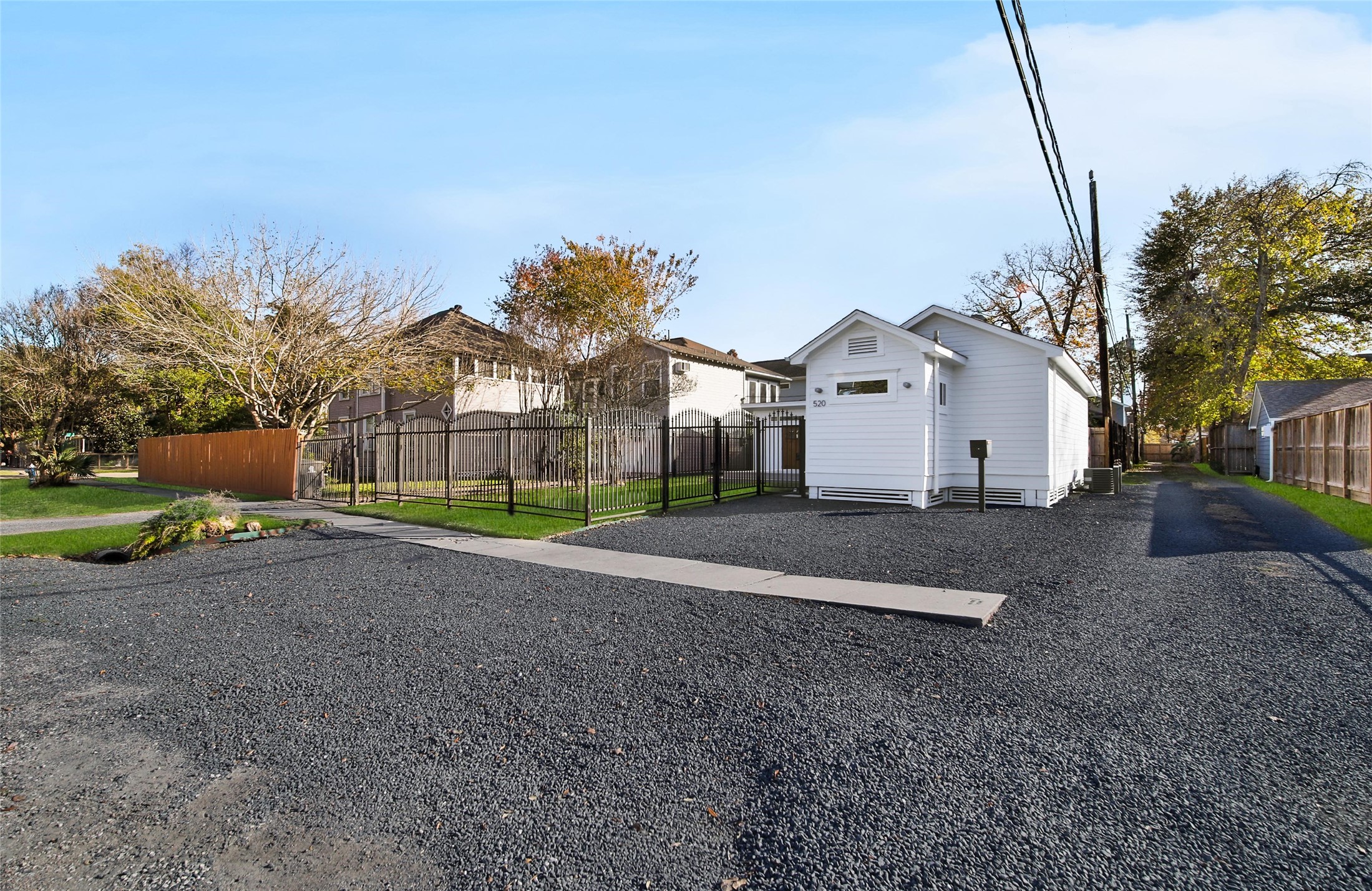 520 West 15th Street Houston, TX 77008 - Photo 5 of 22 a view of a house with a yard