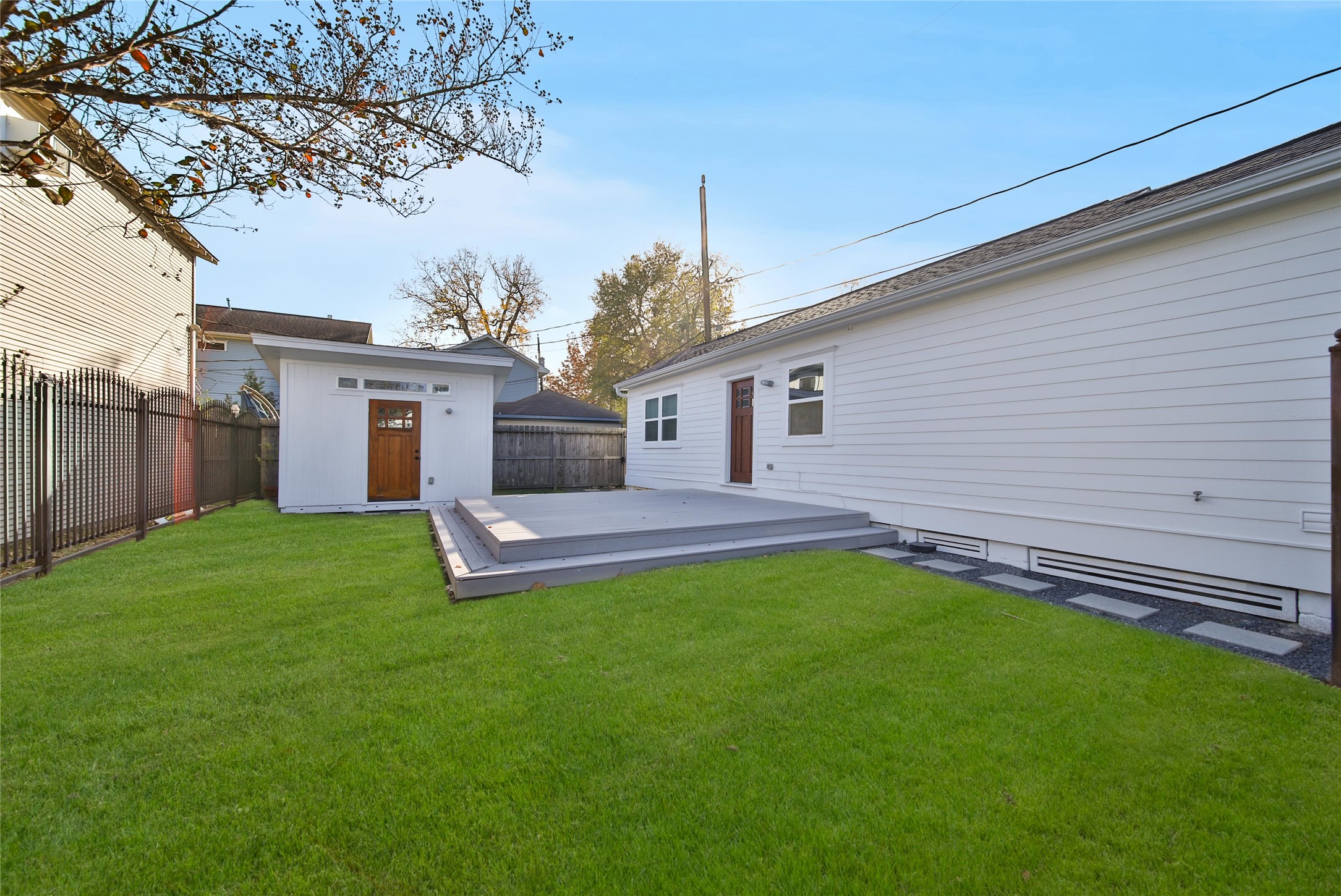 520 West 15th Street Houston, TX 77008 - Photo 6 of 22 a view of a backyard with a garden