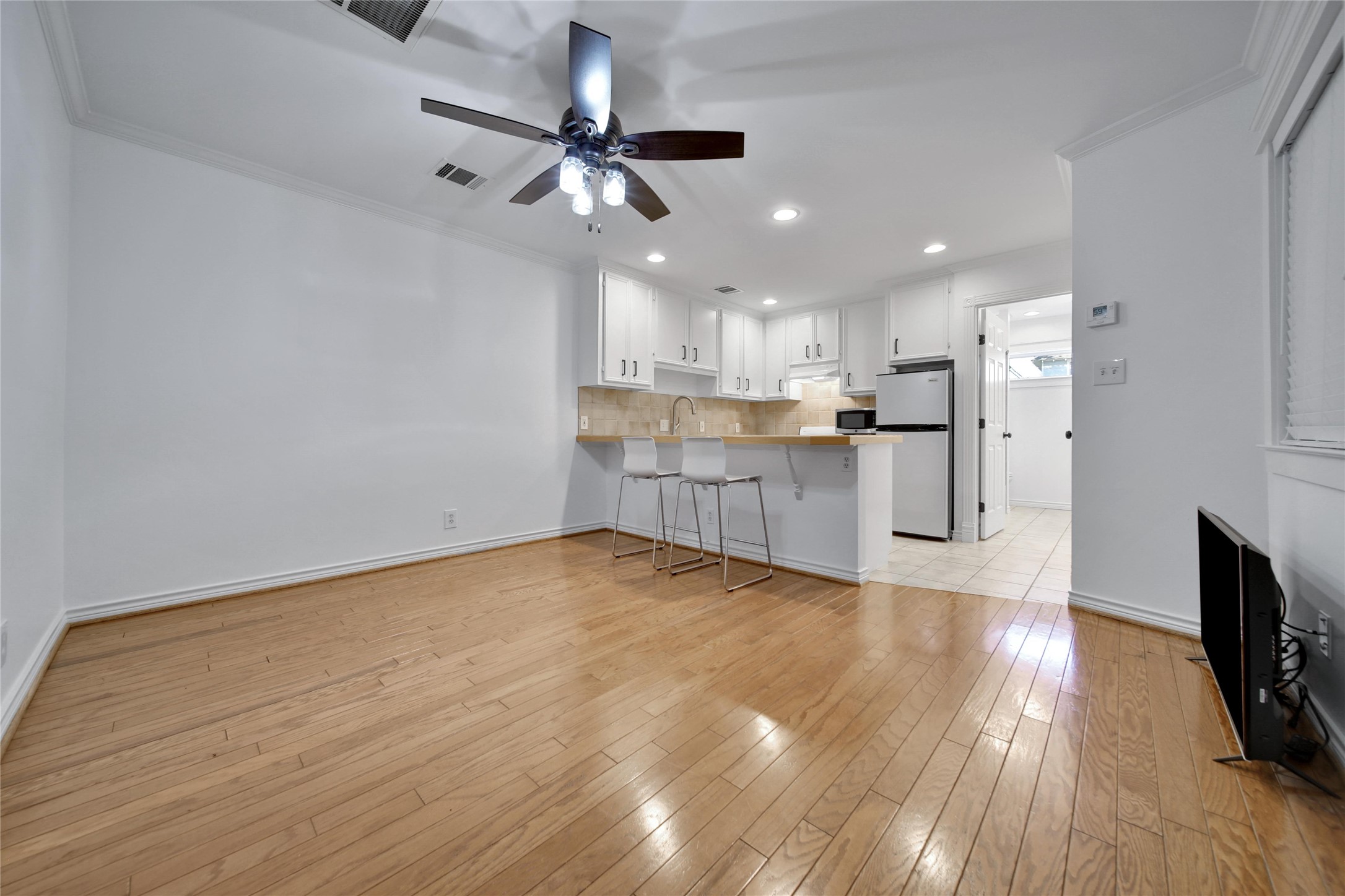 520 West 15th Street Houston, TX 77008 - Photo 9 of 22 a view of kitchen and empty room with wooden floor