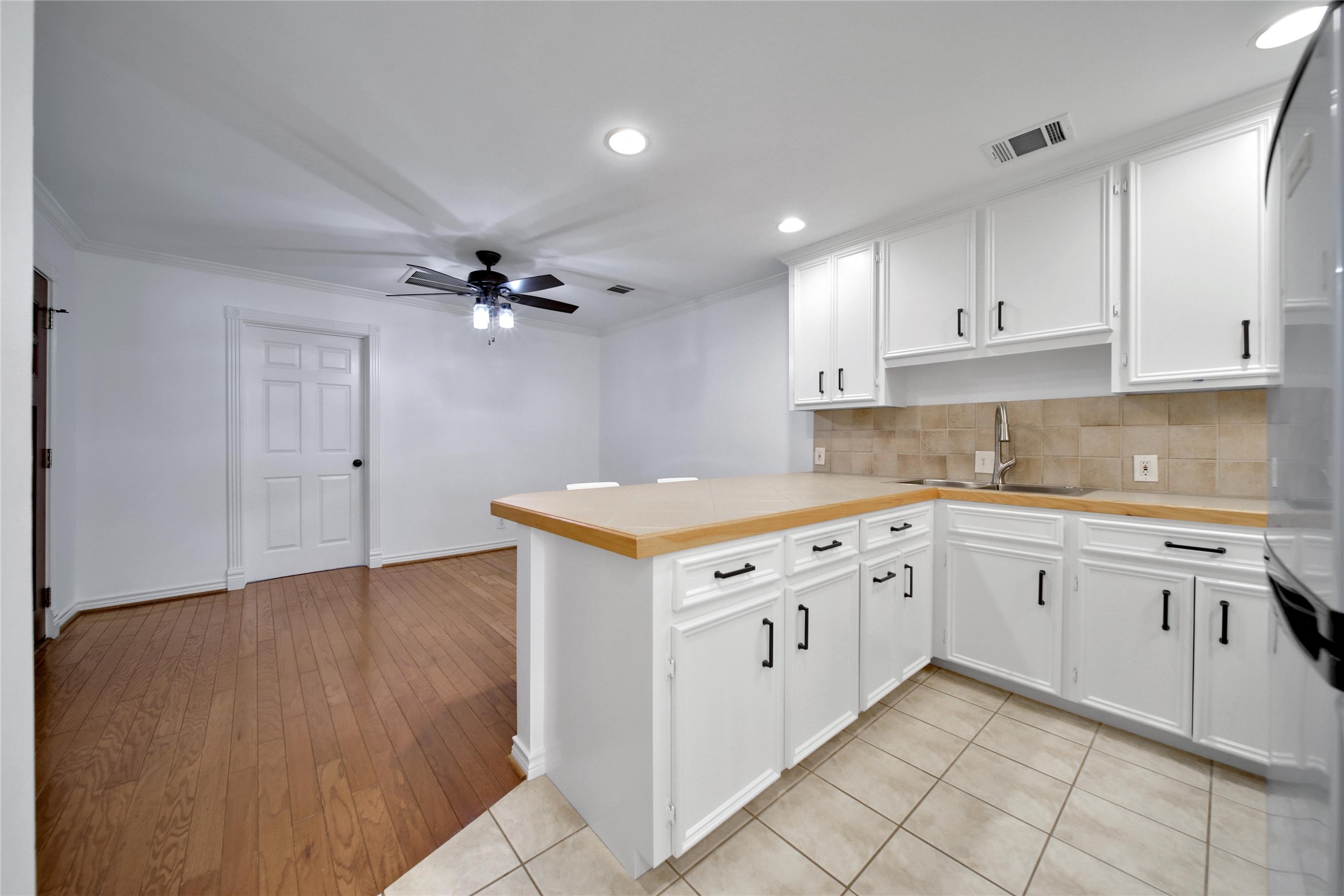 520 West 15th Street Houston, TX 77008 - Photo 10 of 22 a kitchen with granite countertop a stove sink and cabinets