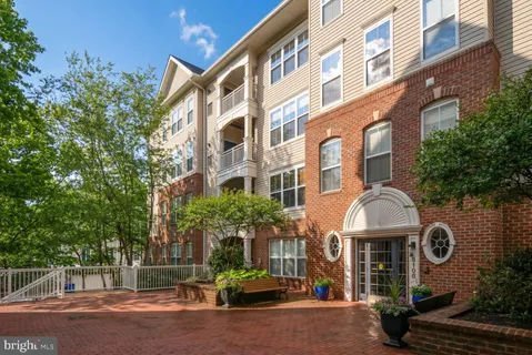 $425,000 | 5108 Donovan Drive, Unit 305, Alexandria, VA 22304